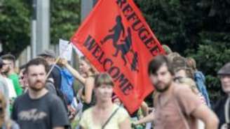 Vários cidadãos europeus têm dado as "boas-vindas" a refugiados, ante os impasses políticos envolvendo o tema