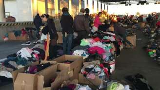 Posto improvisado concentra doações de austríacos para os refugiados que chegam via Hungria