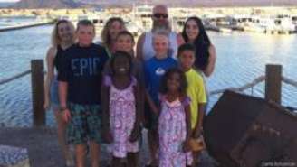 Carla e o marido têm oito filhos e agora aguardam a chegada de um menino ucraniano à família