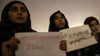 Jovens muçulmanas de Turim, na Itália, protestaram contra ataques em Paris