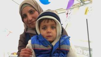 Malak Al-Maari e seu filho de 2 anos; família está a caminho da Alemanha
