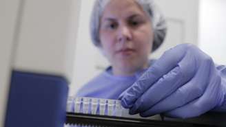 Mulher trabalha em kit de diagnóstico do zika; governo brasileiro desenvolve exame mais preciso e que pode revelar número maior de casos de microcefalia relacionada ao vírus