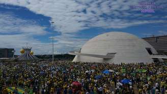 Manifestantes se concentram na manhã deste domingo (13) em Brasília, no Distrito Federal