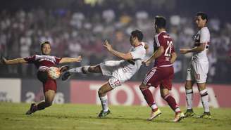 O argentino Calleri no lance de seu gol durante partida contra o River Plate, da Argentina
