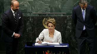 Presidente Dilma Rousseff assina acordo climático durante visita à ONU; presidente discursou, mas não mencionou a palavra 'golpe'