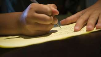 Pedido de ajuda no livro escolar do filho levou a polícia a investigar o caso