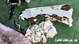 Objetos recolhidos por equipes de busca podem ser destroços do avião da Egyptair