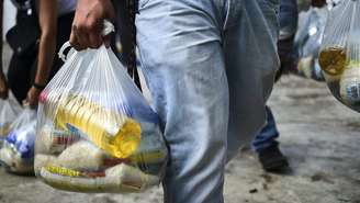 Pessoas ficam de olho nas sacolas levadas pela rua para saber onde achar certos produtos