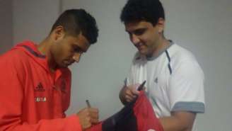 
                        
                        
                    Ederson dá autógrafo a sócio do Flamengo (Gilvan de Souza / Flamengo)