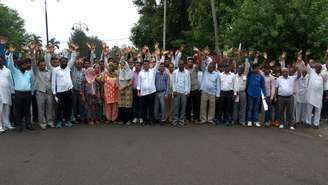 Membros da comunidade dalit protestaram contra estupro da estudante