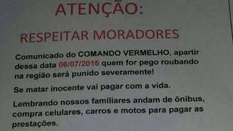 Cartazes foram espalhados com mensagens proibindo roubos em favela do Rio
