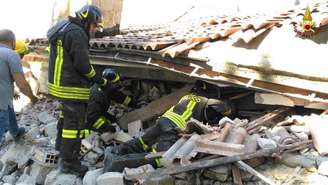 Bombeiros de Amatrice buscam vítimas em escombros após terremoto