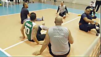 Serginho vive experiência inédita de jogar sentado com Seleção (Foto: Reprodução/Facebook)