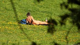A prefeitura de Paris aprovou a proposta de criar o primeiro parque nudista na cidade.