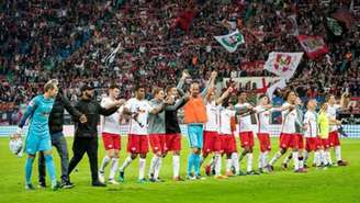 Jogadores do Leipzig comemoram diante da torcida (Foto: Facebook do Leipzig)