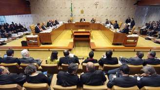 Seis dos 11 ministros do Supremo Tribunal Federal votam a favor da ação que quer proibir réus na presidência da Câmara, Senado e STF. 