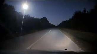 Fenômeno luminoso ocorre quando um meteoro entra na atmosfera e explode
