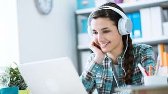 Muita gente diz que escutar música permite às pessoas trabalhar melhor.