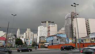 Nuvens carregadas vistas na região do centro de São Paulo (SP).