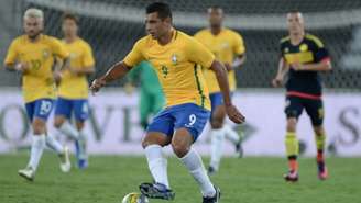 Diego Souza iniciou o amistoso Brasil x Colômbia como centroavante