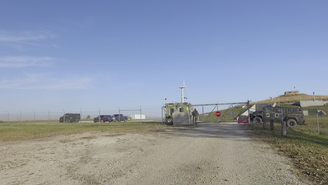 A entrada do bunker de Larry Hall no Kansas é guardada como uma instalação militar