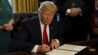 Companhias se opõem ao polêmico decreto anti-imigração do presidente Donald Trump.