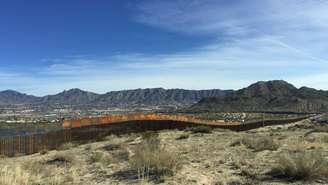 O muro entre Ciudad Juárez e El Paso está sendo reforçado com mão de obra mexicana