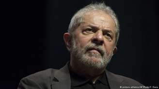 O ex-presidente Luiz Inácio Lula da Silva é réu em três processos relacionados à Lava Jato, sendo acusado pelos crimes de corrupção, lavagem de dinheiro e obstrução da Justiça. Entre outras acusações, as denúncias indicam que Lula teria recebido benefícios das empreiteiras OAS e Odebrecht, envolvendo, por exemplo, imóveis no Guarujá e São Bernardo do Campo.