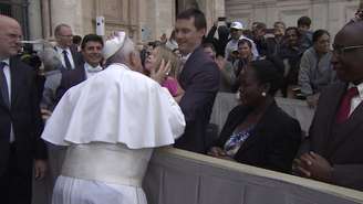 Menina rouba solidéu do papa após benção na Praça de São Pedro