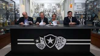 Dirigentes do clube e da estatal firmaram o novo vínculo na manhã desta sexta-feira (Vítor Silva/SSPress/Botafogo)