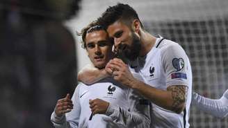 Griezmann e Giroud comemoram um dos gols da França (Foto: AFP)