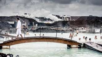 A Lagoa Azul é uma das atrações turísticas mais populares de Islândia - a piscina artificial é aquecida com energia geotermal