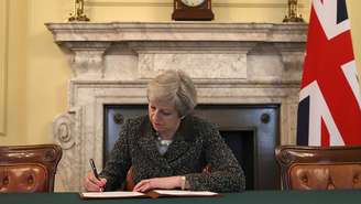 Artigo 50, assinado pela primeira-ministra Theresa May, chega a Bruxelas na quarta e oficializa saída da UE