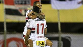 Gilberto comemora seu gol com Wesley (Foto: Ale Cabral/AGIF)
