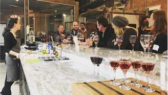 Aula de culinária e degustação de vinhos em atividade da Adulting School; iniciativa nos EUA quer ensinar 'macetes da vida adulta'