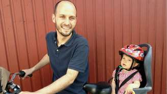 Antonio Carlos LaCava, de 37 anos, vive na Suécia há dez anos, e conta com pioneirismo do país europeu na legislação para cuidar da filha