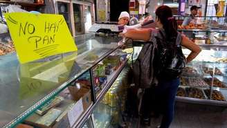 Uma placa em um comércio em Caracas informa os clientes que "não há pão"