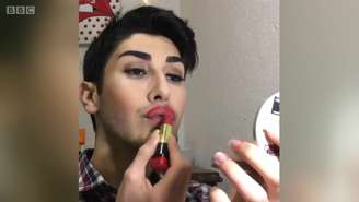 Arda Bektas, de 18 anos, é o primeiro vlogger masculino de beleza da Turquia.