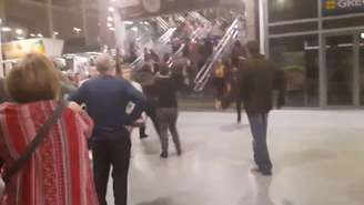 Pessoas correm para deixar a Manchester Arena após a explosão, que deixou pelo menos 19 mortos e 50 feridos
