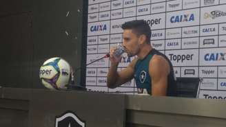 Atacante alvinegro concedeu entrevista na reapresentação do Botafogo nesta segunda-feira (Foto: Vinícius Britto)