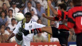 Baiano disputa a bola pelo Peixe em duelo do Santos contra o Fla na Copa do Brasil de 2000