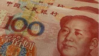 O governo chinês quer manter mais divisas no país com vistas de fortalecer o yuan como uma moeda internacional 