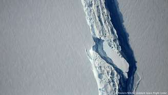 Vasta aérea da fenda na calota de gelo Larsen C que originou o iceberg A68