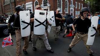 Grupos racistas em manifestação na cidade de Charlottesville