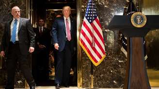 Presidente americano Donald Trump sai do elevador