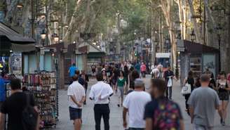 Pedestres voltam a Las Ramblas após o atentado de quinta-feira