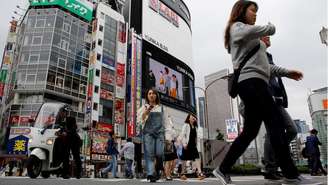 Pessoas andando no Japão