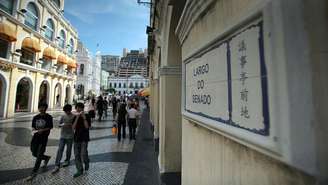 Ex-colônia portuguesa, Macau, China, mantém placas bilíngues 