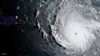 Imagem de satélite mostra a chegada do furacão Irma ao Caribe