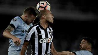 Roger fio quem teve as melhores chances do Glorioso contra o Grêmio, nesta quarta-feira (Jorge Rodrigues/Eleven)